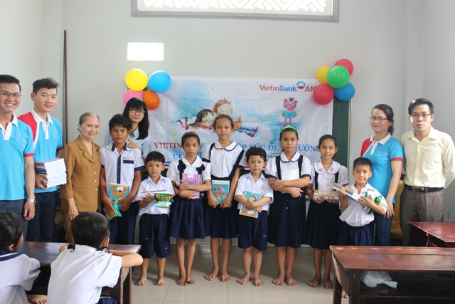 VietinBank AMC tiếp sức đến trường cùng học sinh lớp học tình thương của chùa Huỳnh Kim