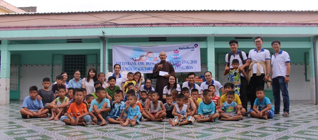 VietinBank AMC tiếp sức đến trường cùng các em tại Mái ấm Chùa Long Hoa